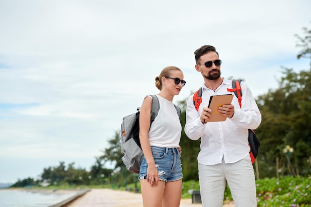 Touristes à la recherche d'un hôtel