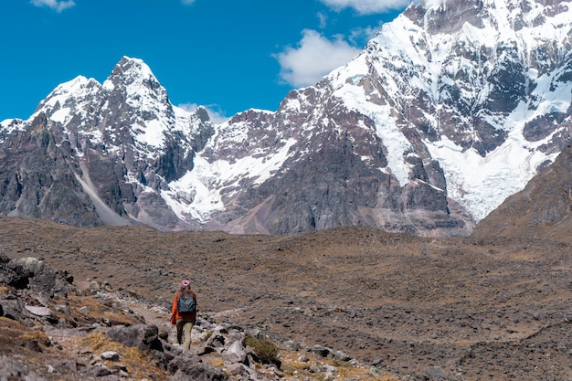 Touristes en route vers la montagne Ausangate dans la ville de Cusco