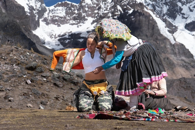 Touristes en route vers la montagne Ausangate dans la ville de Cusco