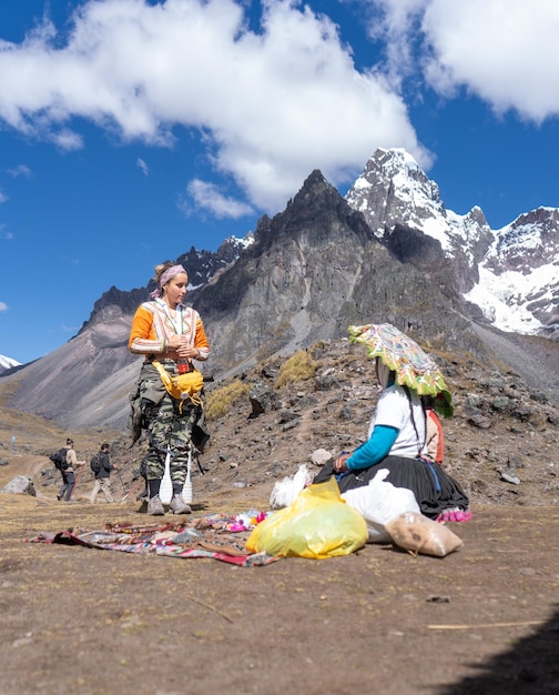 Touristes en route vers la montagne Ausangate dans la ville de Cusco