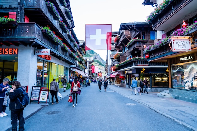 Touristes sur la rue de la vieille ville de Zermatt au centre