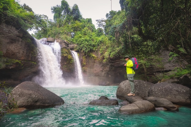 Touristes sac à dos randonnée nature sentier voyage écotourisme Touriste pour voir la cascade Haew Suwat