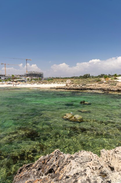 Les touristes se détendent sur la magnifique plage d'Ayia Thekla