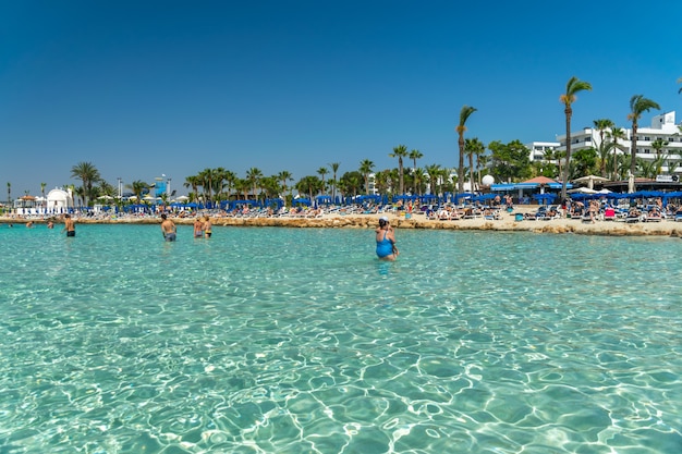 Les touristes se détendent et nagent sur l'une des plages les plus populaires de l'île.