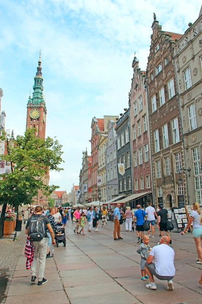Les touristes se promènent et prennent des photos des touristes européens de Gdansk pendant le voyage