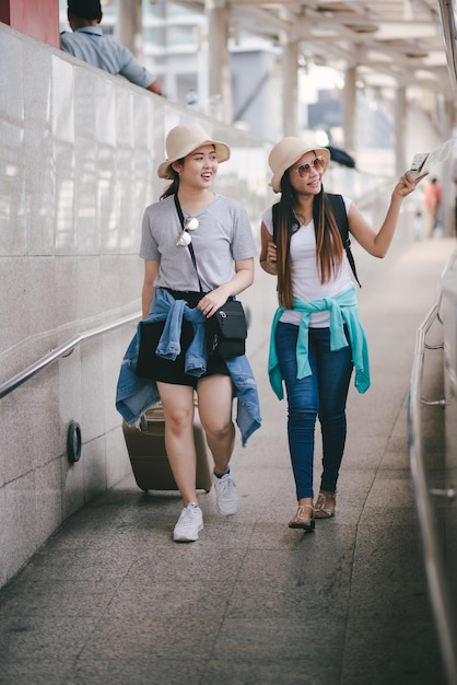 Touristes sur le sentier dans la ville