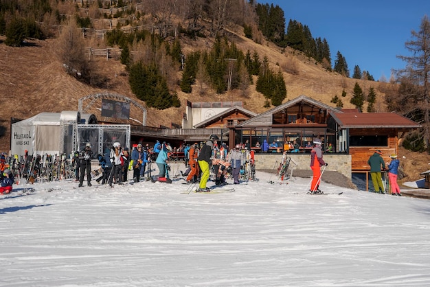 Touristes skiant à la station de ski pendant les vacances