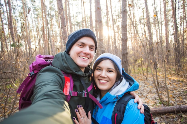 Les touristes souriant couple prenant plus de selfie