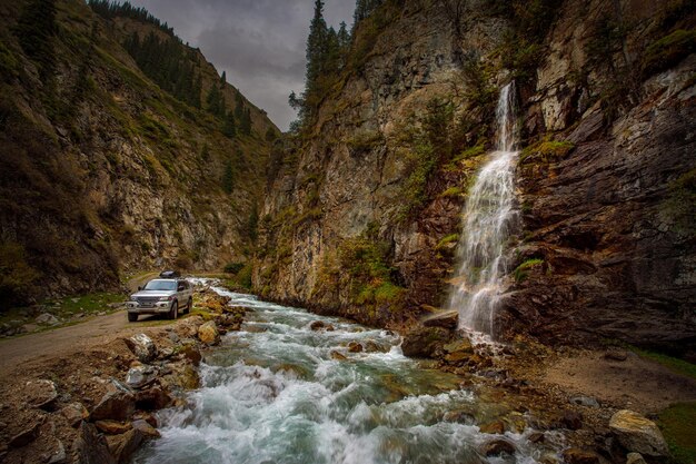 Photo touristes traversant une cascade