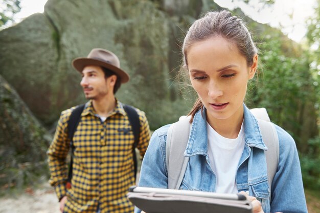 Photo touristes utilisant une tablette numérique