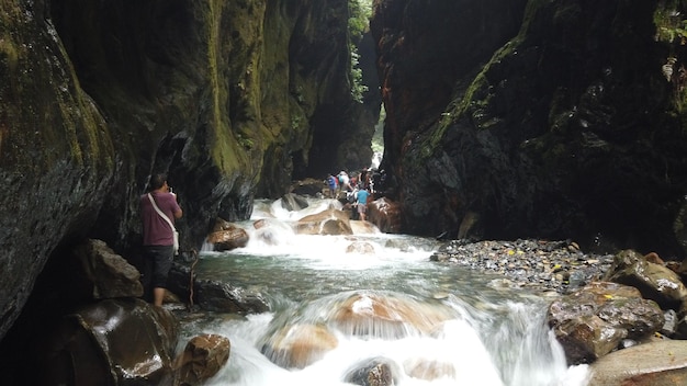 Touristes visitant des chutes d'eau dans la jungle du Pérou Quillabamba