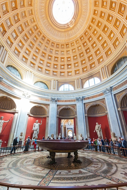 Les touristes visitent le Musée du Vatican