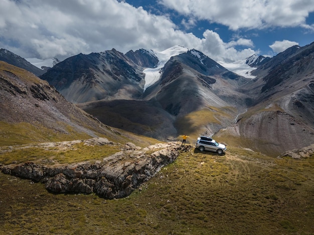 Photo touristes en voiture au sommet de la montagne