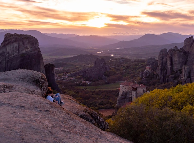 Touristes et vue panoramique sur les montagnes des Météores et le monastère de Rusanou en Grèce