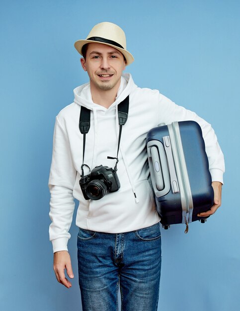 Touristique masculin avec une valise dans ses mains, bagage à main d'un touriste