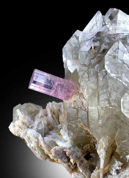 Tourmaline rose avec spécimen minéral de quartz