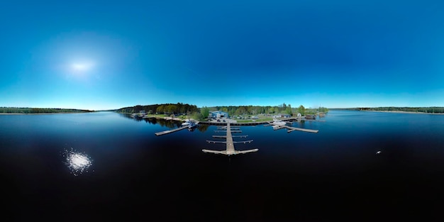 Tournage de drone vue panoramique panoramique sur la rivière et la vue aérienne de la jetée