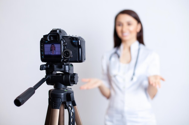 Tournage pour un vlog médical Une femme médecin enregistre une vidéo de formation pour ses abonnés et ses patients Docteur blogueur Docteur en ligne Télémédecine