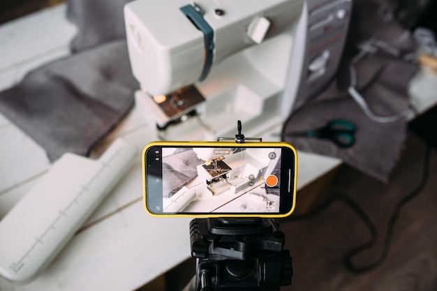 Tournage de la vidéo de l'atelier de couture sur la conception de vêtements sur smartphone