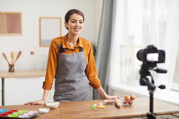 Tournage d'une vidéo de cuisine dans la cuisine