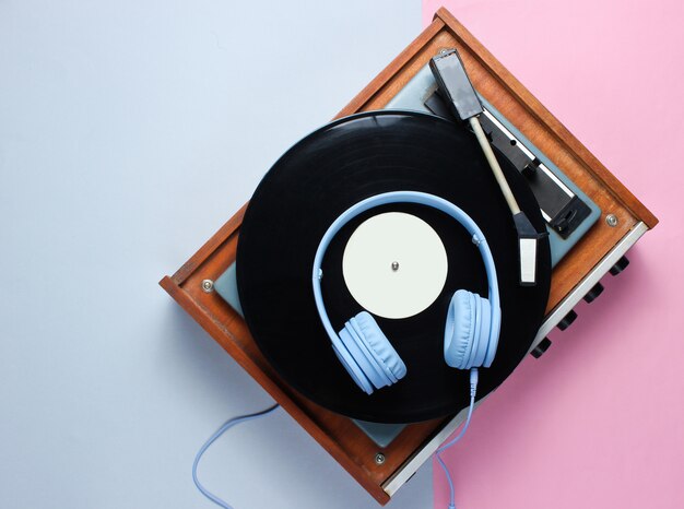 Tourne-disque vinyle rétro, casque sur le fond pastel