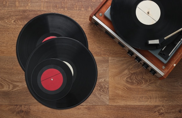 Tourne-disque vinyle rétro avec un disque sur le sol. Années 80. Vue de dessus