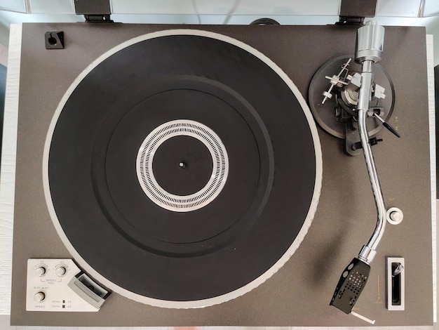 Photo tourne-disque vinyle rotatif. équipement audio rétro pour les disc-jockeys. technologie sonore dj pour le mixage