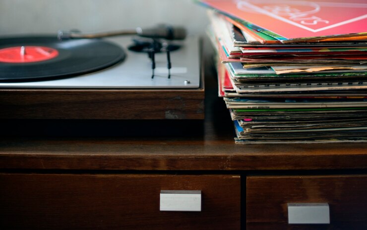 Photo tourne-disque et vinyles