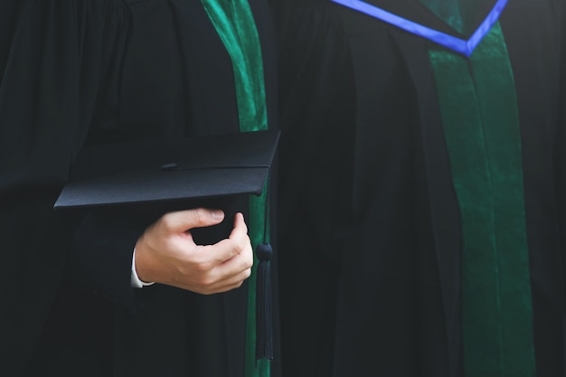 Tourné Vers L'arrière Jeune étudiante En Main Tenant Un Bouquet De Fleurs Les Diplômés