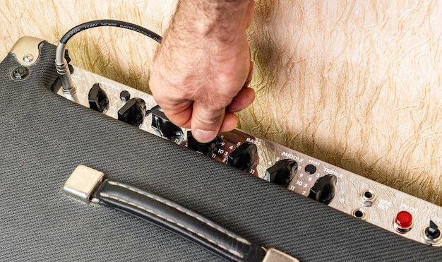 Tourner le bouton d'effets sur l'ampli combo