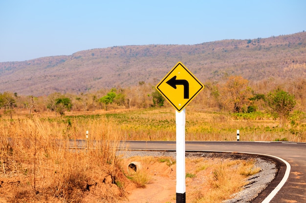 Tourner à gauche, panneau de signalisation sur la route