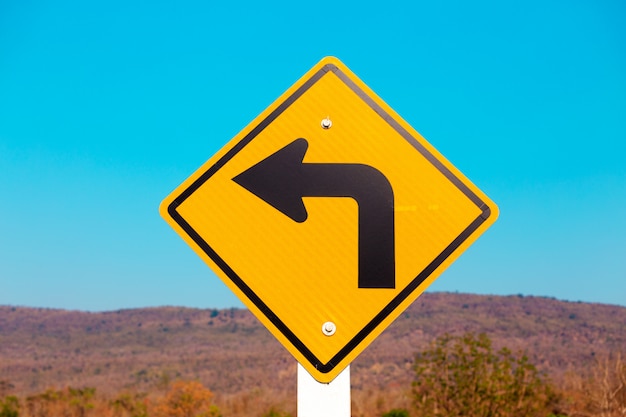 Photo tourner à gauche, panneau de signalisation sur la route