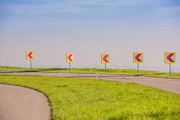 Tourner à gauche sur une route de campagne