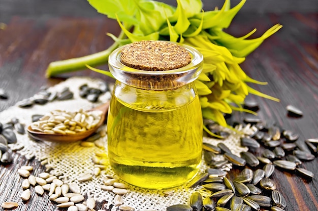 Tournesol à l'huile en pot avec fleur sur planche de bois