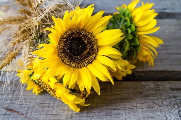 Tournesols sur fond de bois rustique