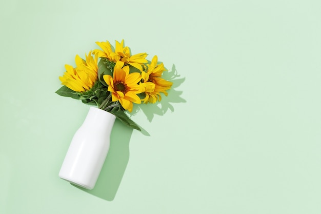 Tournesols jaunes dans un vase blanc vue d'en haut Fleurs d'automne lumineuses avec espace de copie
