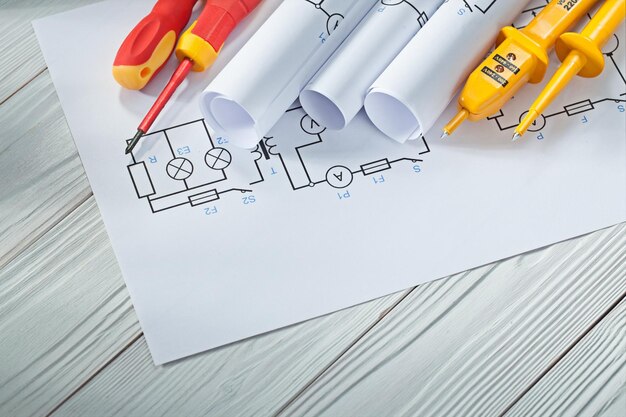 Tournevis isolés et plans de testeur électrique sur bois blanc vintage