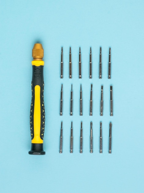 Tournevis jaune et noir et un ensemble d'accessoires pour réparer les appareils mobiles Accessoires pour la réparation