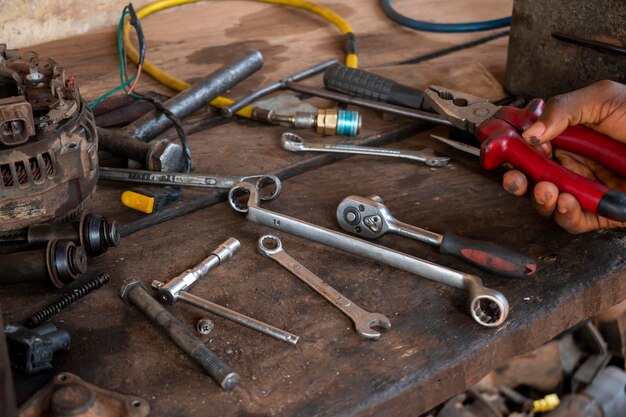 Tournevis à main clé et outils sur une table mécanique