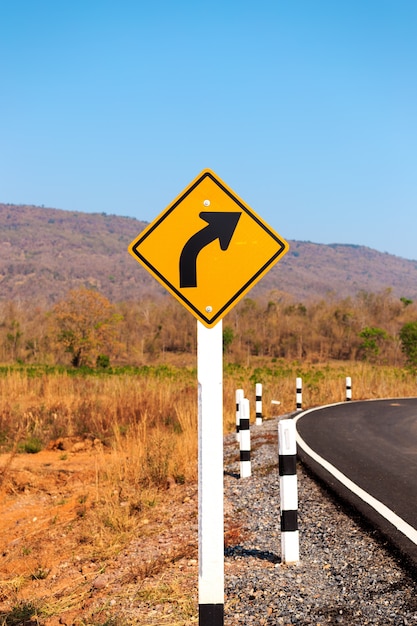 Tournez à droite, panneau de signalisation sur la route