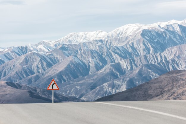 Tournez le signe sur une route sinueuse de montagne