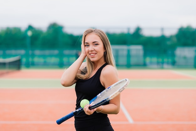 Tournoi De Tennis. Joueuse Au Court De Tennis En Terre Battue