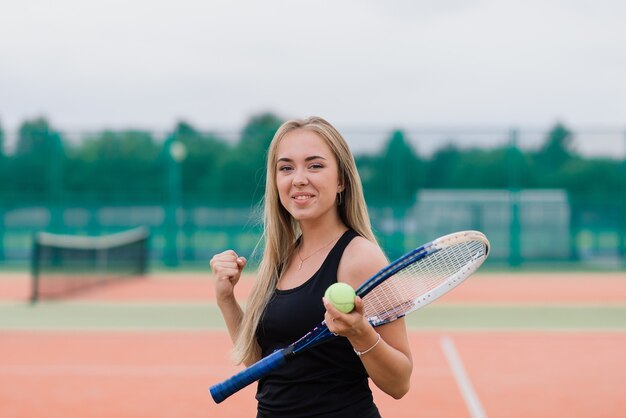 Tournoi de tennis. Joueuse au court de tennis en terre battue