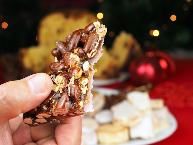 Touron de sucre aux amandes dans la main de l'homme