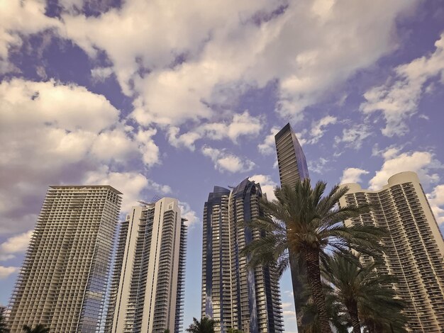 Les tours d'architecture urbaine moderne sur ciel nuageux à Sunny Isles USA