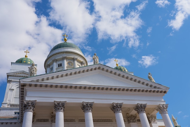 Les tours de la cathédrale d'Helsinki contre le ciel bleu.