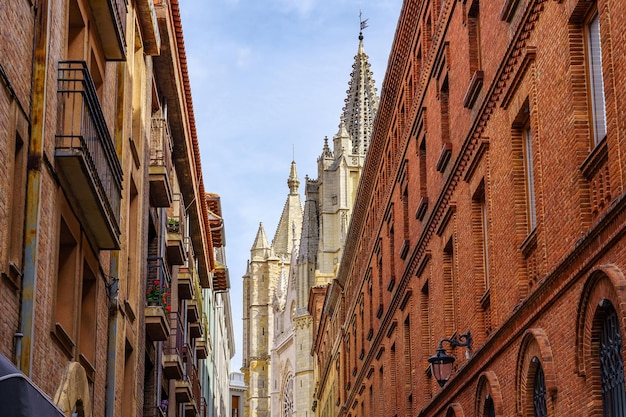 Tours de la cathédrale de l'Unesco de Leon émergeant au-dessus des anciens bâtiments