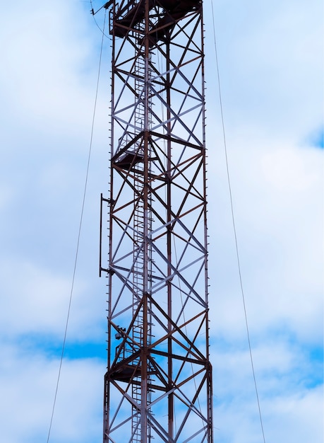 Tours cellulaires verticales avec fond d'antennes