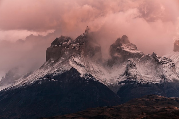 Les tours de Cuernos à l'aube Torres del Paine Argentine