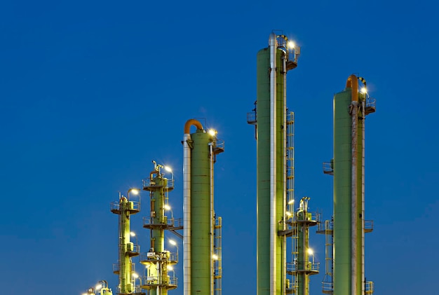 Photo tours de distillation de raffinerie la nuit